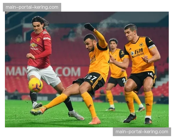 业余联赛趋势:草根足球模仿英超,五后卫与双后腰配置在业余赛场成为流行战术 业余联赛趋势:草根足球模仿英超,五后卫与双后腰配置在业余赛场成为流行战术