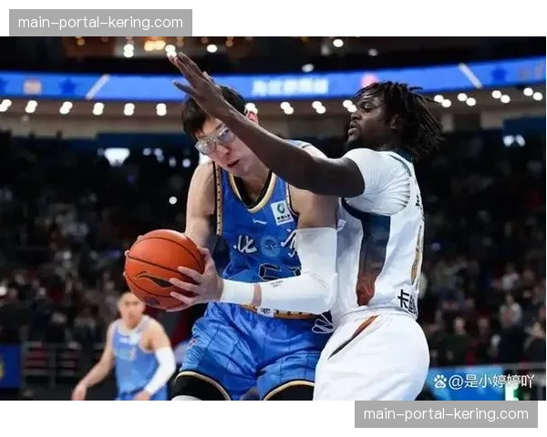 聚焦“大魔王”周琦:伤愈复出后,他在防守端的统治力依旧 聚焦“大魔王”周琦:伤愈复出后,他在防守端的统治力依旧