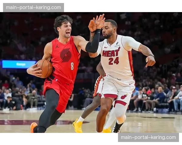 更衣室花絮：半场时，奇才库兹马与队友阿夫迪亚用平板快速回顾上半场的低位防守失误