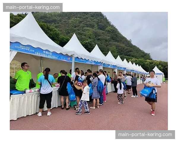 伦敦马拉松现场：参赛者装扮成“恐龙”完成比赛，为儿童慈善筹款