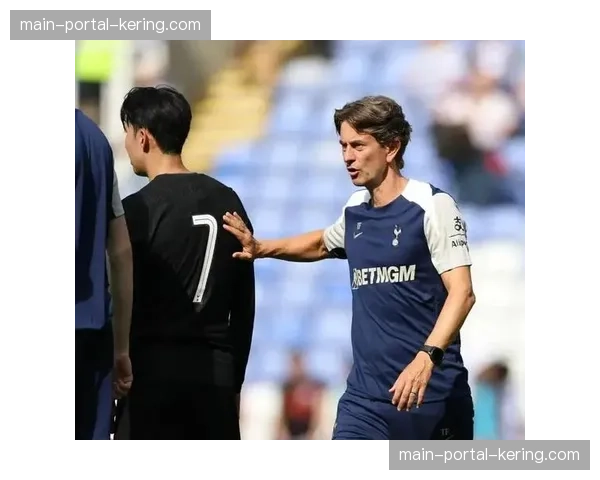 特写镜头：布伦特福德保级成功，主帅托马斯·弗兰克与家人相拥