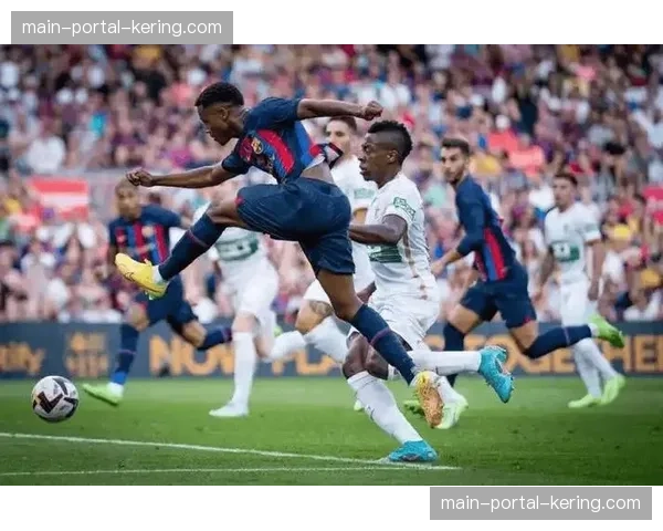 加泰德比赛后，西班牙人球迷高唱队歌鼓舞士气